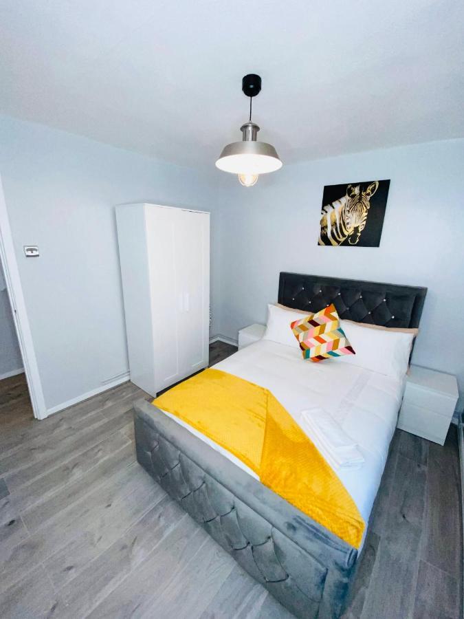 Bright, Spacious, Modern Interior Decor 2 Bedrooms Apartment With Amazing Views Лондон Екстериор снимка
