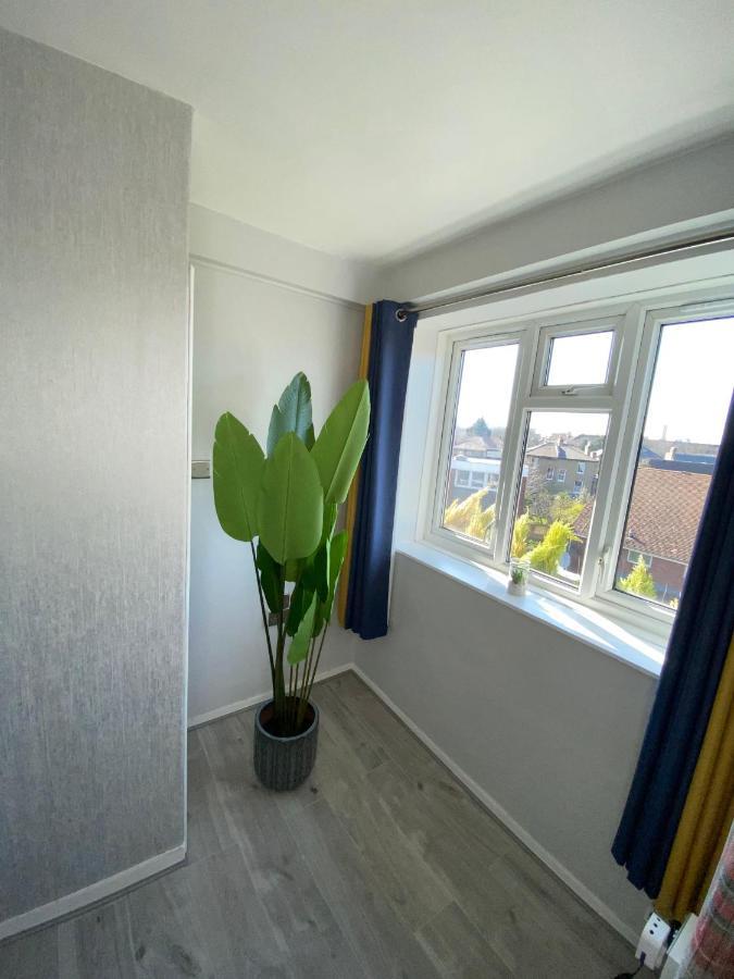 Bright, Spacious, Modern Interior Decor 2 Bedrooms Apartment With Amazing Views Лондон Екстериор снимка