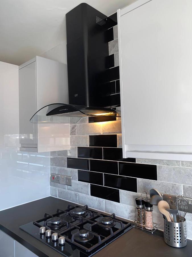 Bright, Spacious, Modern Interior Decor 2 Bedrooms Apartment With Amazing Views Лондон Екстериор снимка