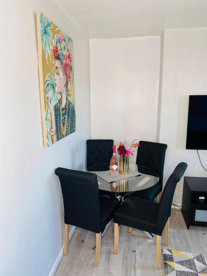Bright, Spacious, Modern Interior Decor 2 Bedrooms Apartment With Amazing Views Лондон Екстериор снимка
